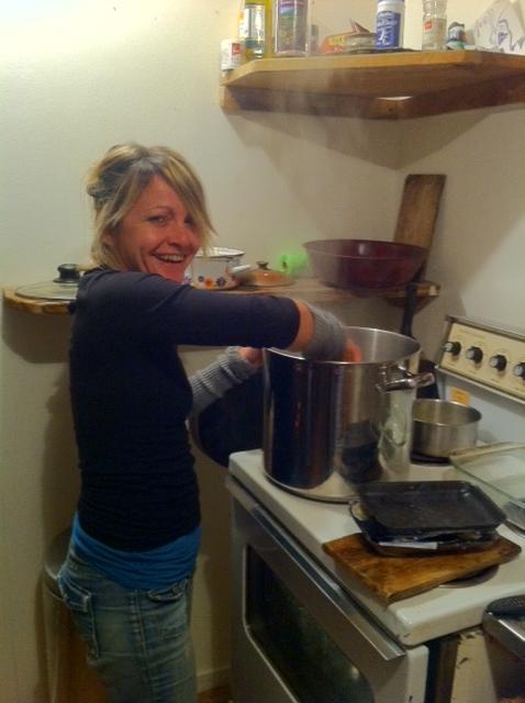 28 June 2011 à 19h11 - Delphine est venu nous préparer un petit repas dans notre chez nous.